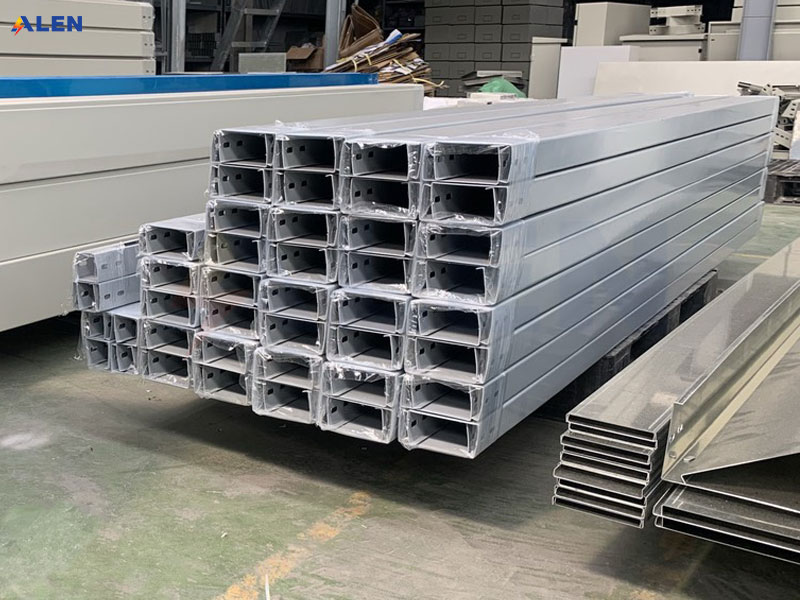 Máng cáp sơn tĩnh điện 200x100 của ALEN là sự lựa chọn hoàn hảo cho các công trình điện hiện đại