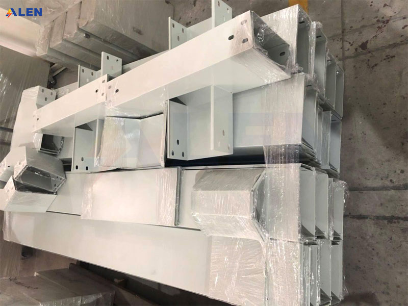 Máng cáp 200x100x1.2 13 Máng cáp điện 200x100x1.2 thường được lắp đặt sát mặt trần hoặc bờ tường, tạo thành các đường đi an toàn và gọn gàng cho dây cáp điện