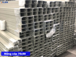 Máng cáp 75x50 được sử dụng rộng rãi trong các tòa nhà, nhà xưởng và chung cư để quản lý dây và cáp điện
